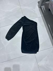 abitino nero monospalla e minigonna