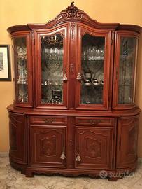 Elegante sala da pranzo classica in legno pregiato