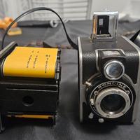 La fotocamera mostrata è una Ferrania Rondine
