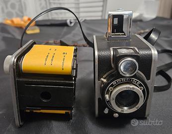La fotocamera mostrata è una Ferrania Rondine
