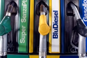 Distributore di carburanti bianco di proprietà