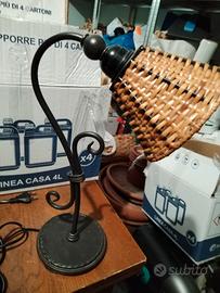 Lampada da tavolo vintage in ferro e vimini 