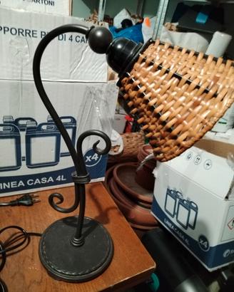 Lampada da tavolo vintage in ferro e vimini 