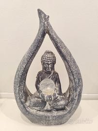 Statua Budda con lampada