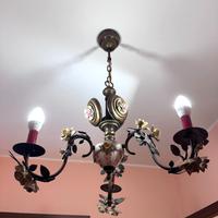Lampadario con decorazioni in ceramica