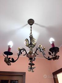 Lampadario con decorazioni in ceramica