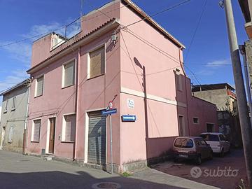 Guspini centro. indipendente + cortile e box auto