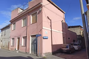 Guspini centro. indipendente + cortile e box auto