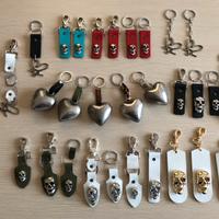 Portachiavi in pelle e cuoio con cuori e teschi