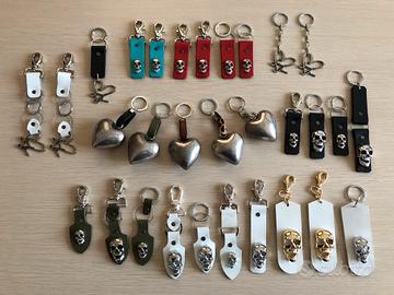 Portachiavi in pelle e cuoio con cuori e teschi