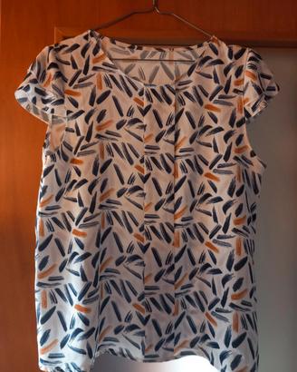 Blusa bianca estiva leggera con fantasia