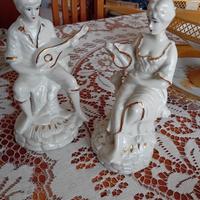 Coppia di statuine in ceramica bianca