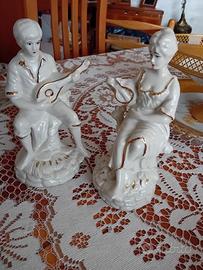 Coppia di statuine in ceramica bianca
