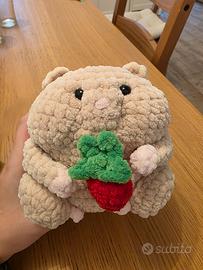 Peluche criceto handmade con fragola