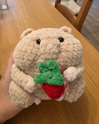 Peluche criceto handmade con fragola