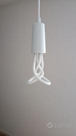 Lampada a sospensione Plumen.