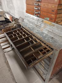 Mobile a cassetti per officina