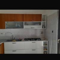 Cucina con lavastoviglie e forno