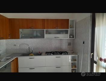 Cucina con lavastoviglie e forno