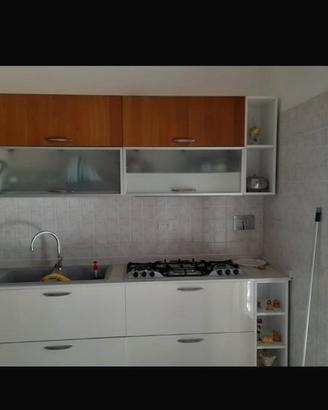 Cucina con lavastoviglie e forno