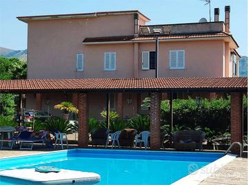 Villa di 15680 m² con più di 5 locali a Sessa Auru