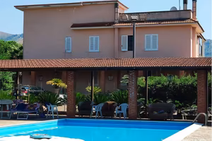 Villa di 15680 m² con più di 5 locali a Sessa Auru