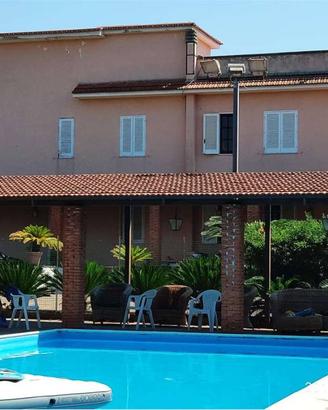 Villa di 15680 m² con più di 5 locali a Sessa Auru