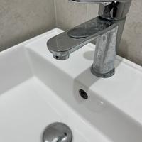 Lavabo rubinetto e piletta