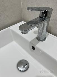 Lavabo rubinetto e piletta