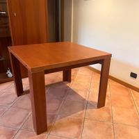 Tavolo quadrato in legno colore ciliegio 