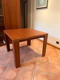 Tavolo quadrato in legno colore ciliegio 