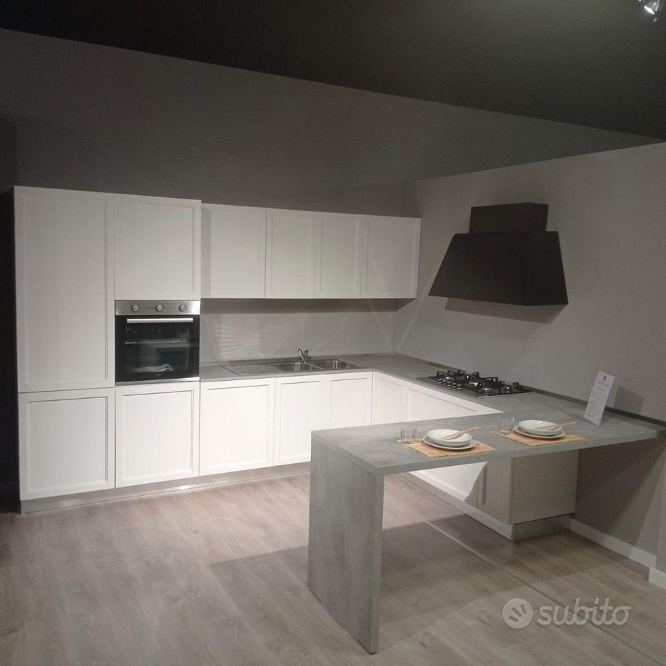 Composizione cucina ad angolo Mobili usati