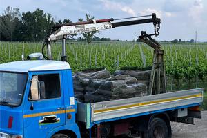 Camion om 55 con gru bonfiglioli