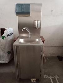 Lavandino in acciaio con boiler acqua calda