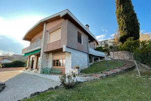 Villa indipendente con ampio giardino - R99