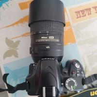 Nikon D3200 con obiettivi.