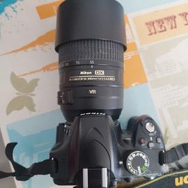Nikon D3200 con obiettivi.