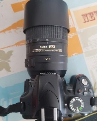 Nikon D3200 con obiettivi.