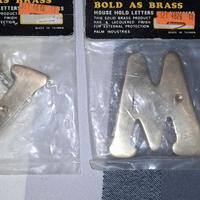 Lettere V/A, M/W in ottone con viti uso esterno