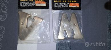 Lettere V/A, M/W in ottone con viti uso esterno