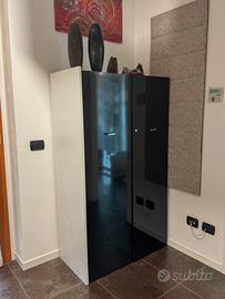 Armadio nero lucido con ripiani