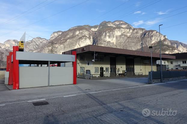 Capannone con ampio piazzale e autolavaggio