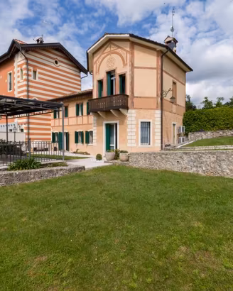 Villa di 230 m² con più di 5 locali e box auto dop