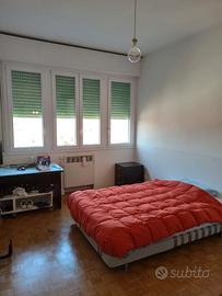 Ampia camera singola, con parque e finestra panora