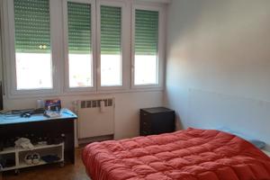 Ampia camera singola, con parque e finestra panora