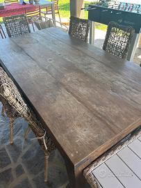 Tavolo e sedie in legno