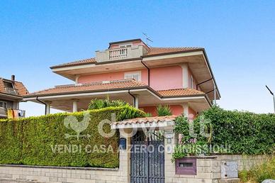 Villa di 450 m² con più di 5 locali e box auto a S