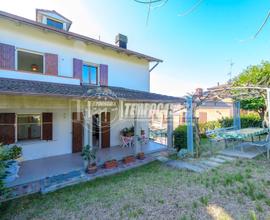 PORZIONE DI CASA CON AMPIO GIARDINO E GARAGE