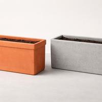 Fioriera cemento o di terracotta.