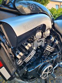 Moto YAMAHA VMAX 1200